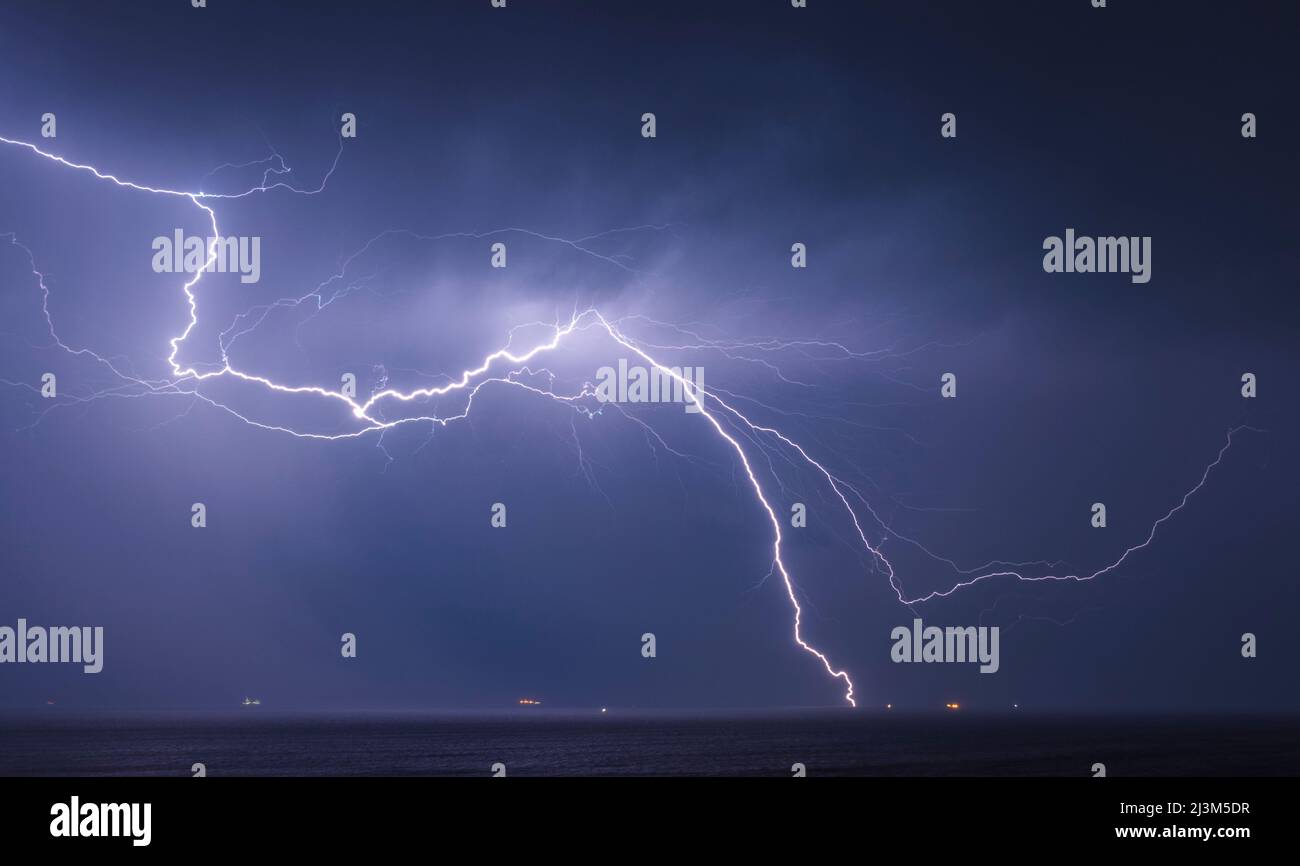 Un fulmine spettacolare colpisce il Windfarm Rampion Offshore nel canale della Manica appena al largo della costa di Brighton sulla costa sud dell'Univ... Foto Stock