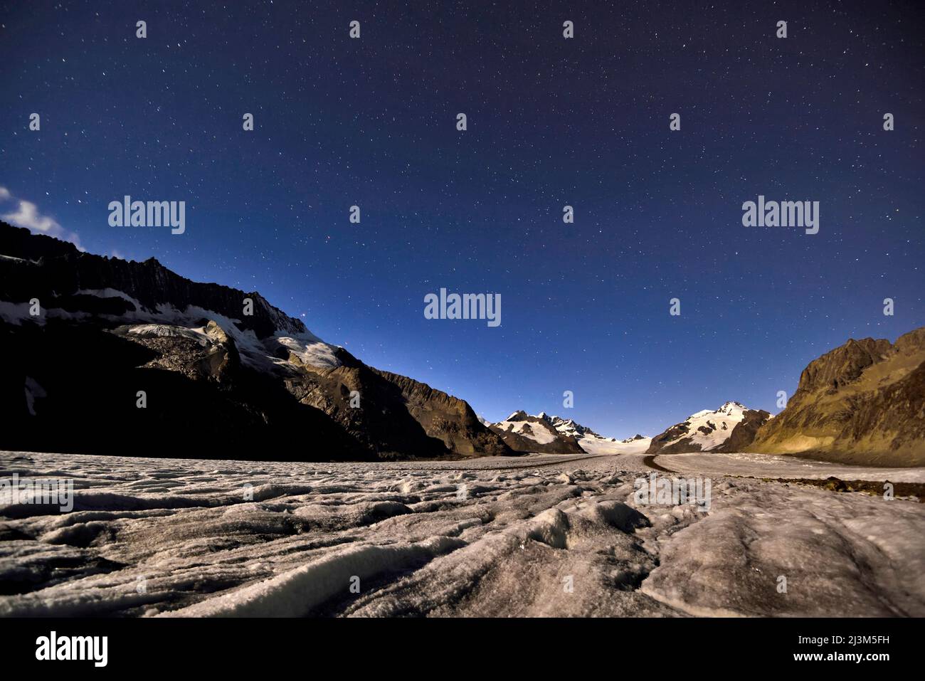 Paesaggio selvaggio di notte sul Ghiacciaio Aletsch; Ghiacciaio Aletsch, Fiesch, Svizzera. Foto Stock