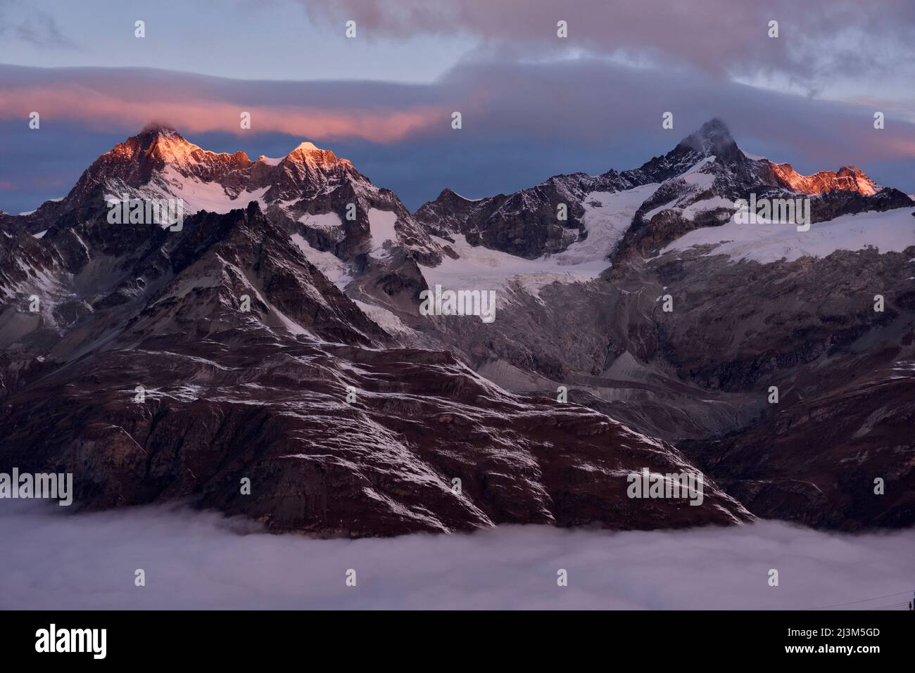 Alba sulle Alpi svizzere; Gornergrat, Zermatt, Svizzera. Foto Stock