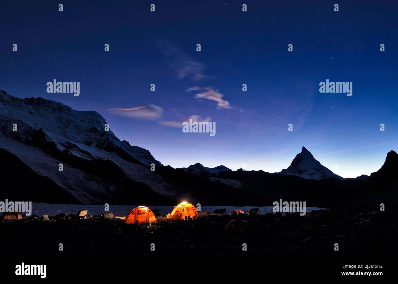 Un team di esploratori sul Ghiacciaio Gorner in Svizzera; Gornergrat, Zermatt, Svizzera. Foto Stock