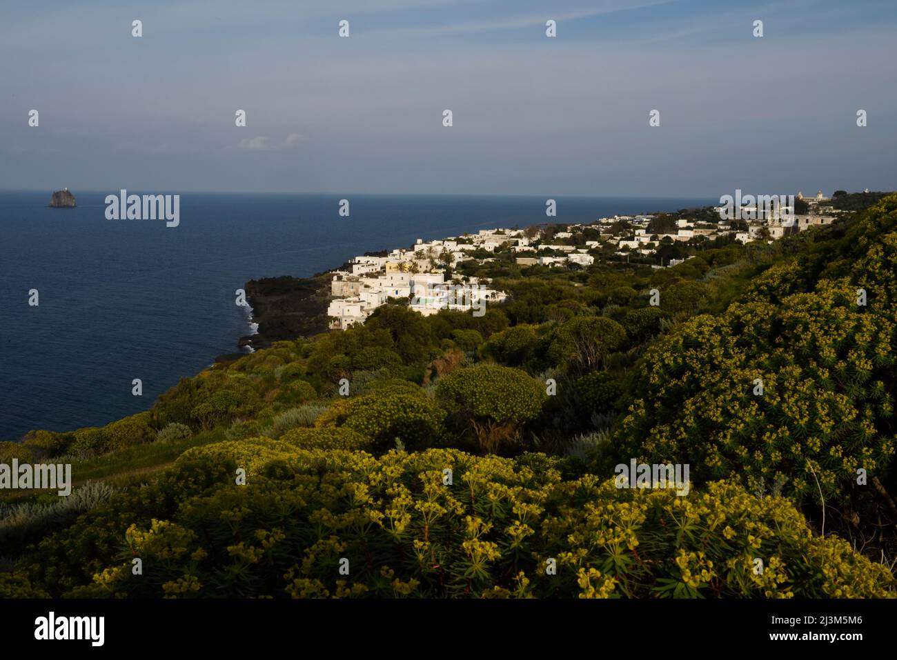 Litorale e città sull'isola di Stromboli; Isola di Stromboli, Italia. Foto Stock