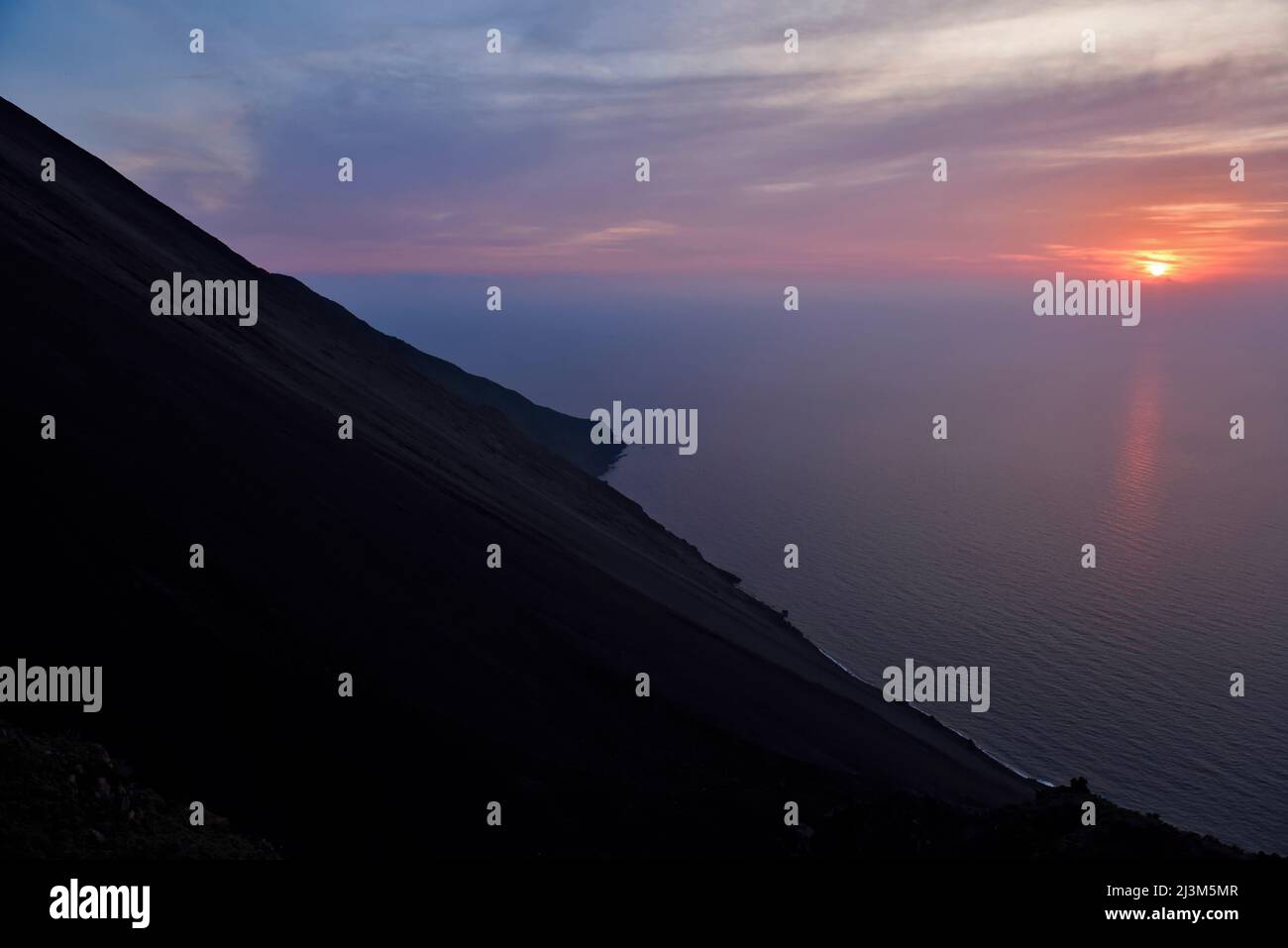 Litorale dell'isola di Stromboli al tramonto; Isola di Stromboli, Italia. Foto Stock