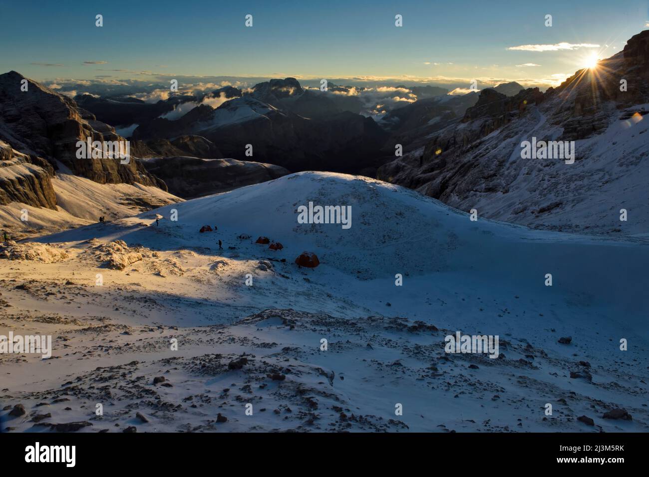 Un campo base della squadra di spedizione a Conturines Spitze nelle Dolomiti italiane; Cortina d'Ampezzo, Dolomiti, Italia. Foto Stock