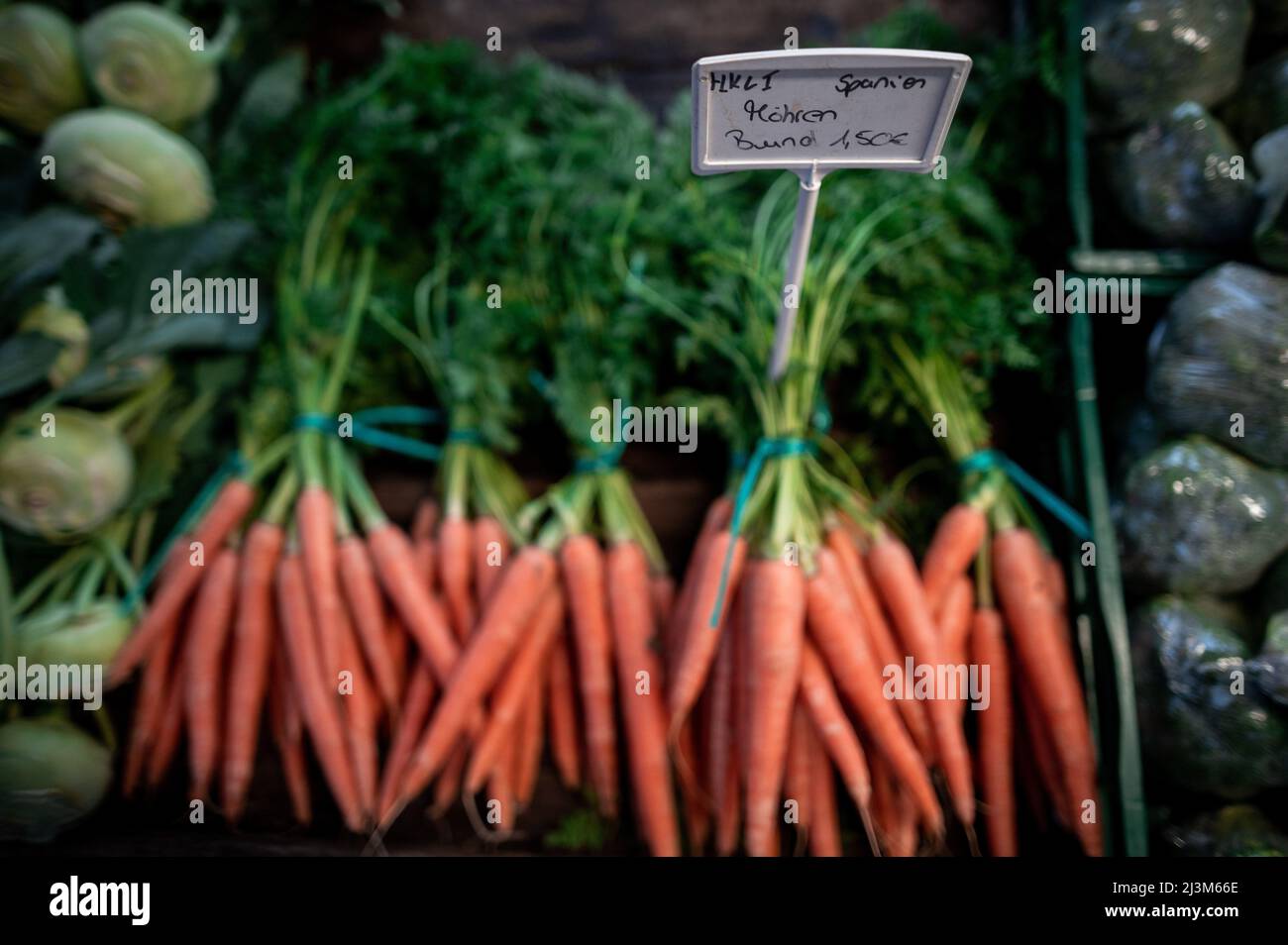 Oberhausen, Germania. 09th Apr 2022. Le carote sono esposte al mercato settimanale di Oberhausen-Sterkrade. A causa della guerra in Ucraina, i prezzi di molti prodotti sono in aumento, anche i prodotti alimentari di base sono influenzati. Credit: Fabian Strauch/dpa/Alamy Live News Foto Stock