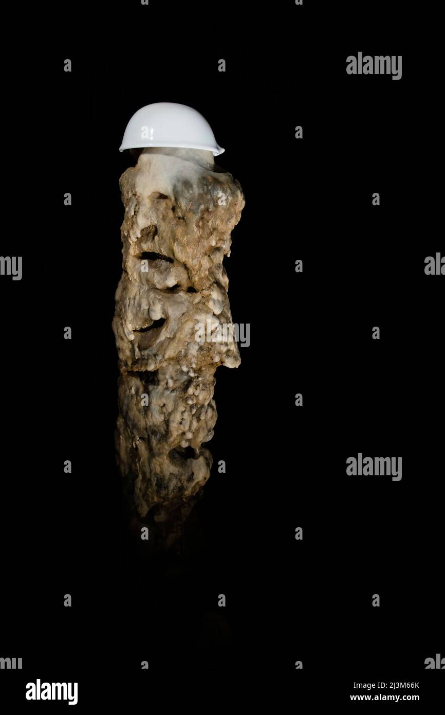 In Secret Chamber Deep Inside Wind Cave, parte del sistema Clearwater Cave, un piccolo cappuccio bianco su una stalagmite che raccoglie la calcite che forma gocciolamento w.. Foto Stock