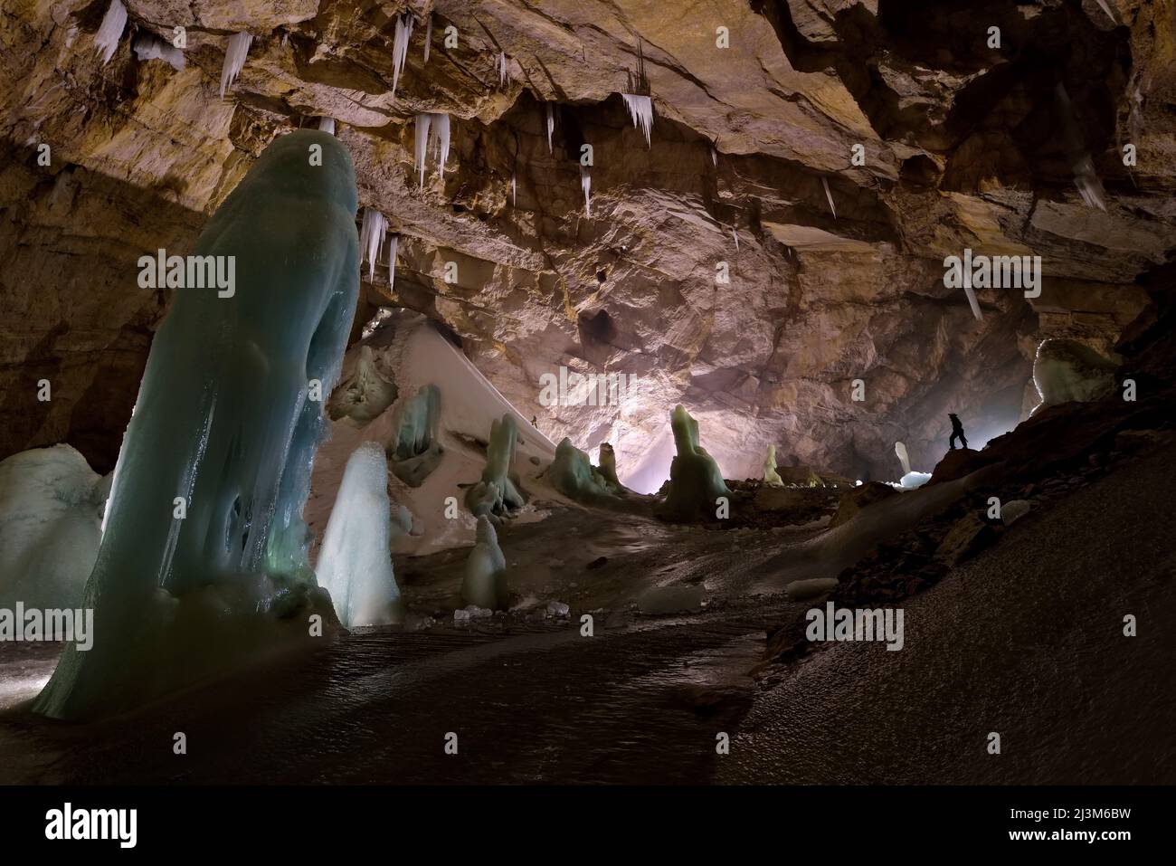 L'iconico cono di ghiaccio e neve nella Schneevulkanhalle di Schwarzmooskogel Eishoehle.; Schwarzmooskogel, Austria. Foto Stock