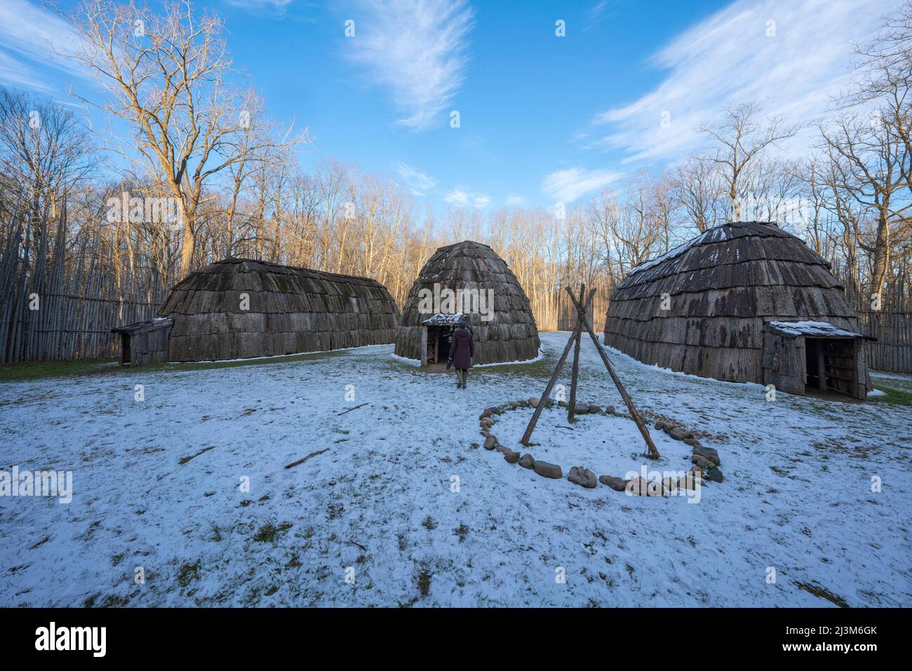 Donna che cammina al villaggio di Ska-Nah-Doht in Longwoods Conservation Area vicino a Londra, Ontario; Mount Brydges, Ontario, Canada Foto Stock