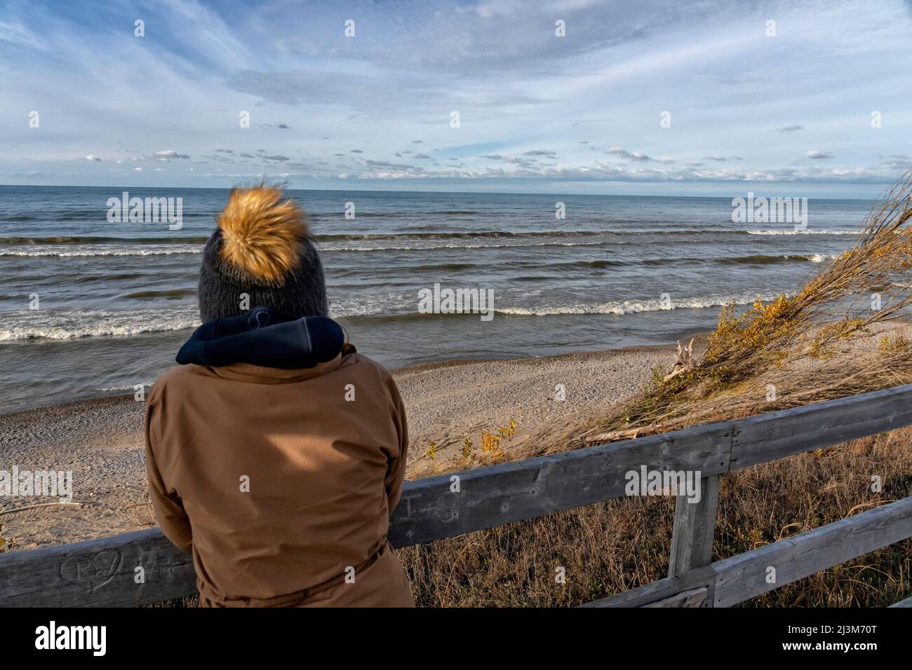 Guardando fuori sul Lago Huron mentre le onde rotolano all'infinito; Grand Bend, Ontario, Canada Foto Stock