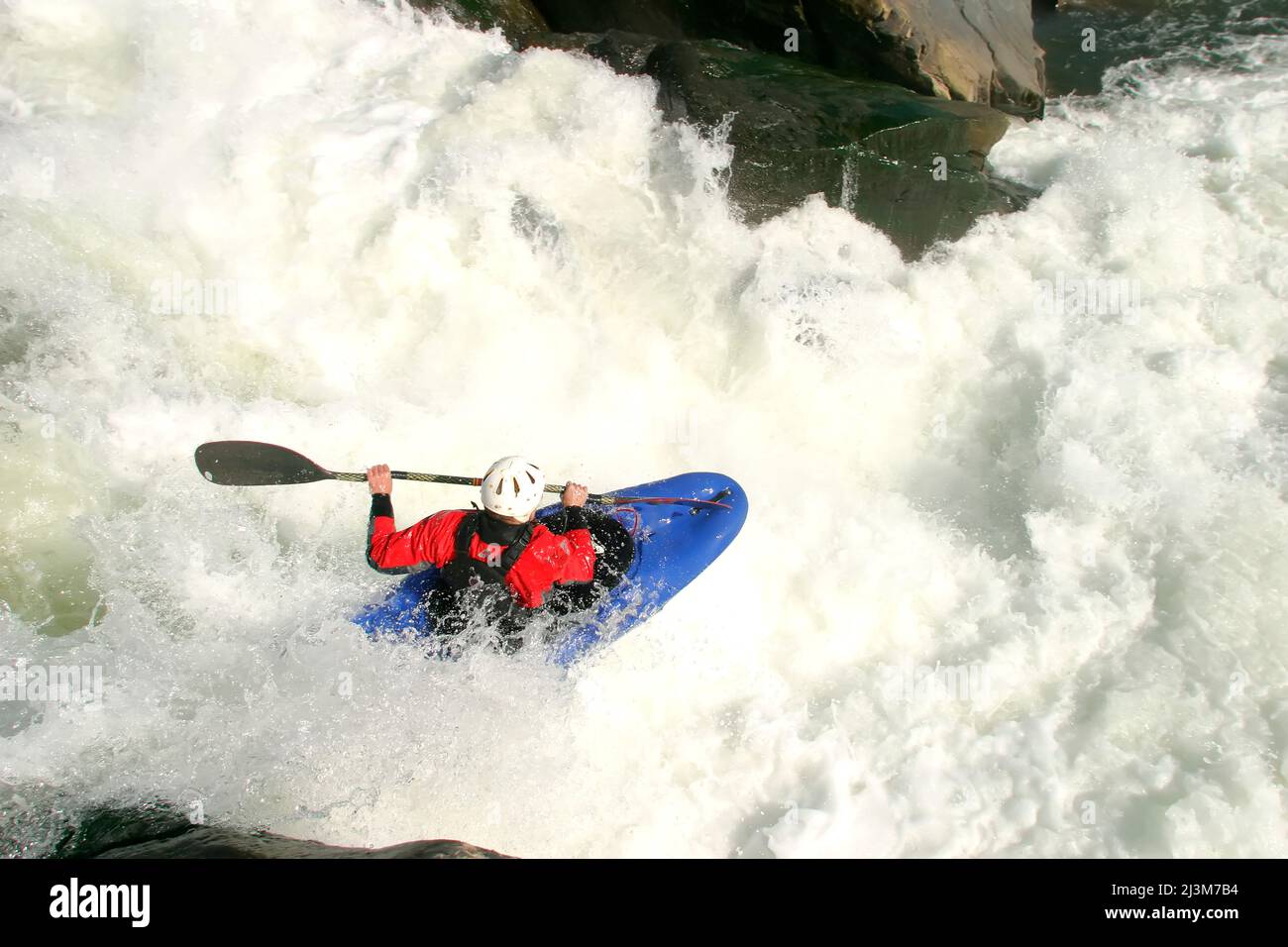 Il kayak dalle acque bianche fa cadere una grande cascata; Great Falls, Potomac River, Virginia/Maryland. Foto Stock