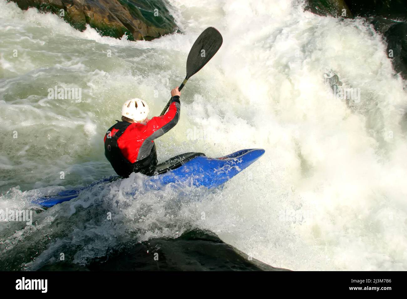 Il kayak dalle acque bianche scosta da una grande cascata; Great Falls, Potomac River, Virginia/Maryland. Foto Stock