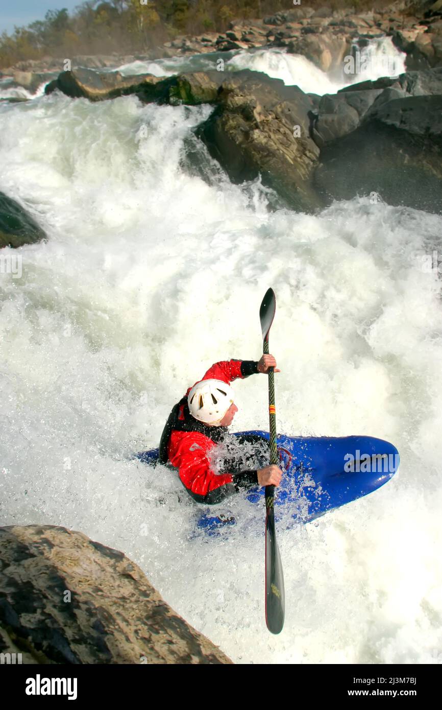 Il kayak dalle acque bianche fa cadere una grande cascata; Great Falls, Potomac River, Virginia/Maryland. Foto Stock