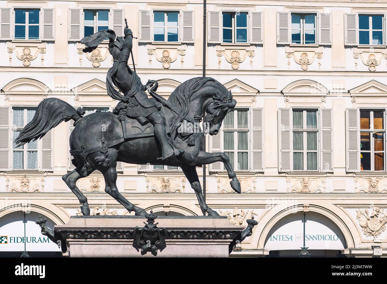 Statua equestre in bronzo o monumento di Emmanuel Philibert sorge nel centro di Piazza San Carlo nel centro di Torino Foto Stock