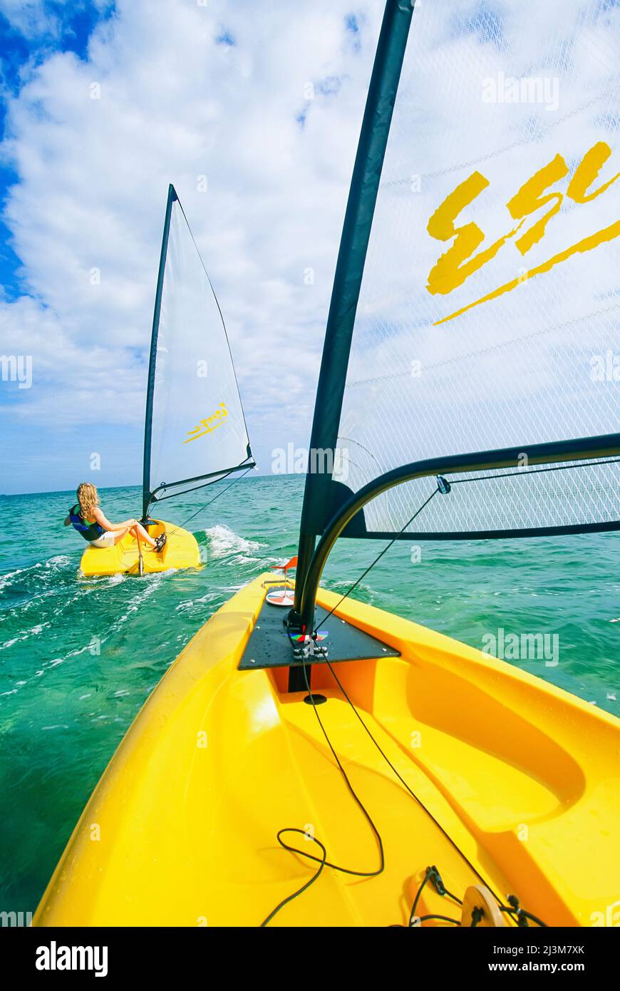 Piccola barca a vela con trivelli a bordo delle Florida Keys.; Florida Keys, Florida. Foto Stock