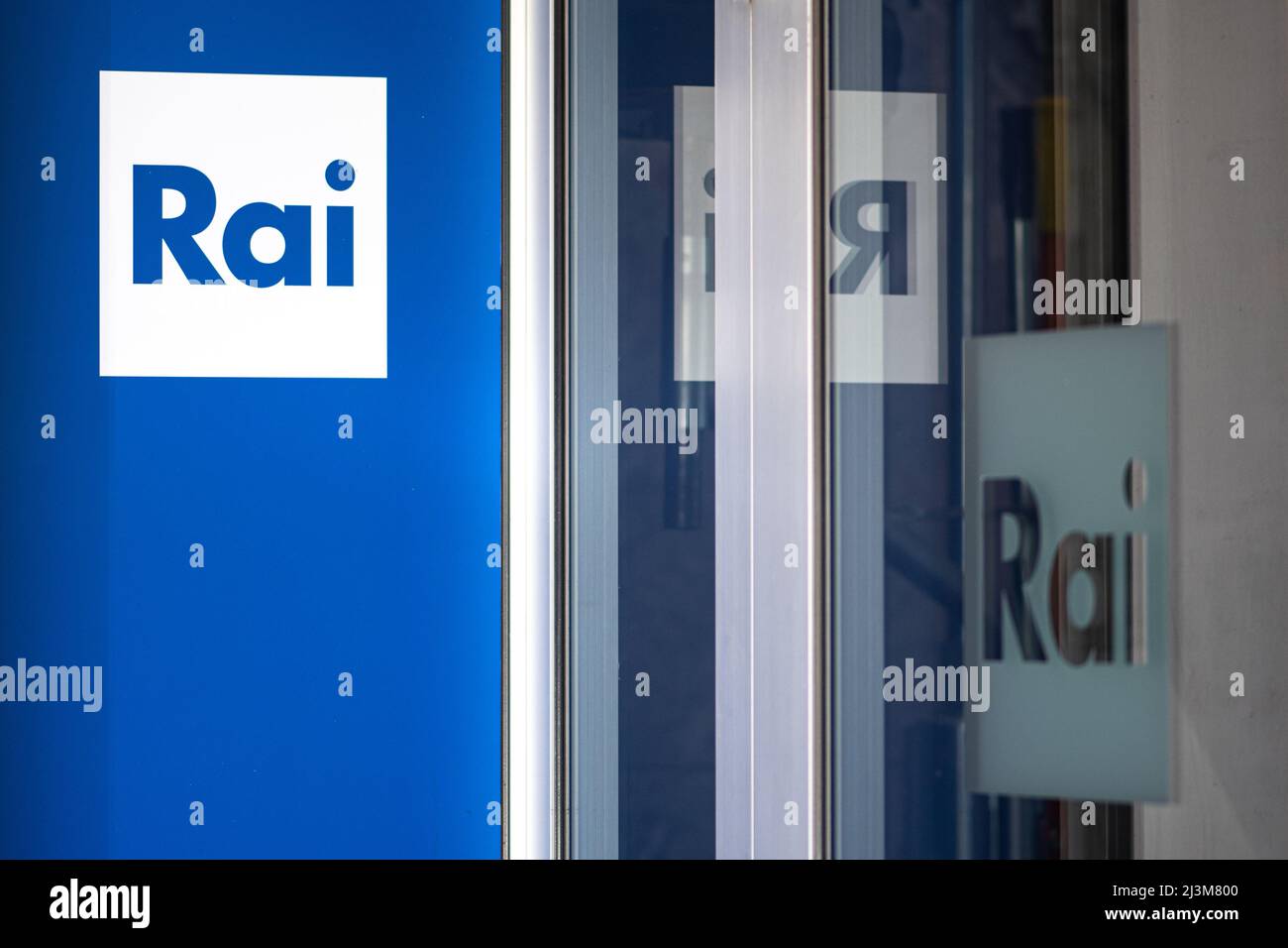 RAI radio Televisione Italiana, logo della radio e della televisione di stato italiana sulla porta d'ingresso della sede Foto Stock