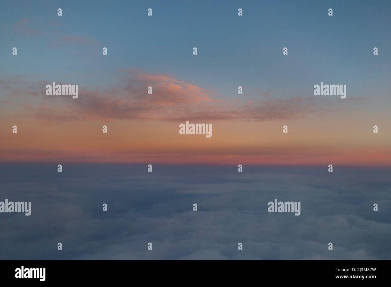 Nuvole che illuminano al tramonto sopra la nuvola coperta vista da un volo aereo; Canada Foto Stock