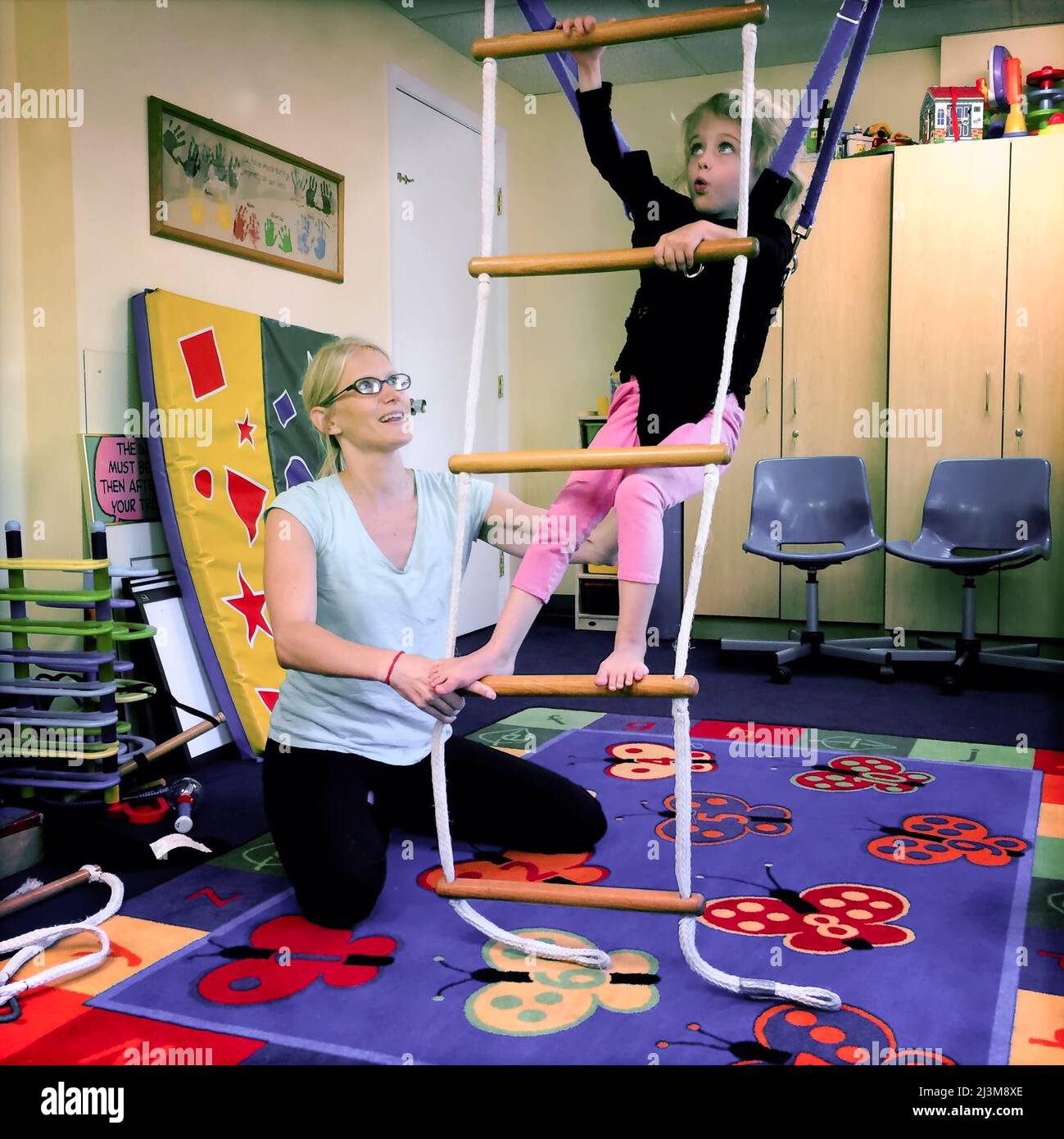 Un fisioterapista con il suo paziente di quattro anni; Rockville, Maryland. Foto Stock