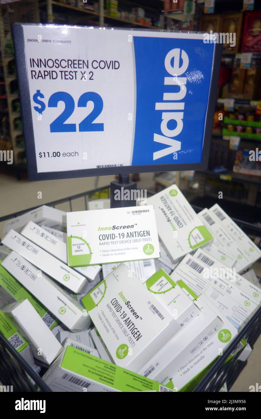 Test antigenici rapidi per Covid Made in Australia per la vendita al supermercato, Cairns, Queensland, Australia. No PR Foto Stock