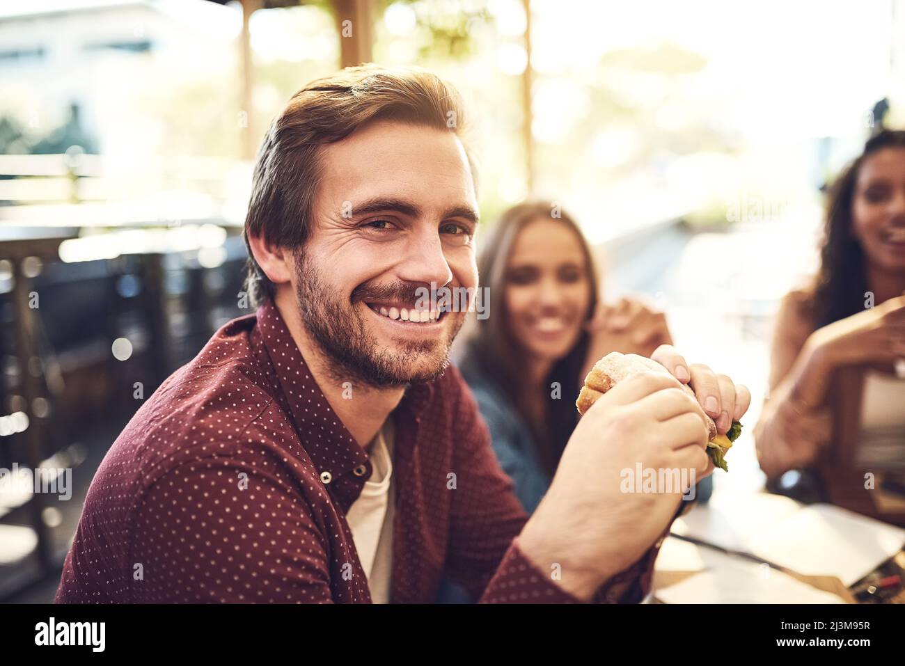 I pasti e le memorie sono fatti qui. Uno shot di creativi dipendenti che hanno una colazione all'aperto. Foto Stock