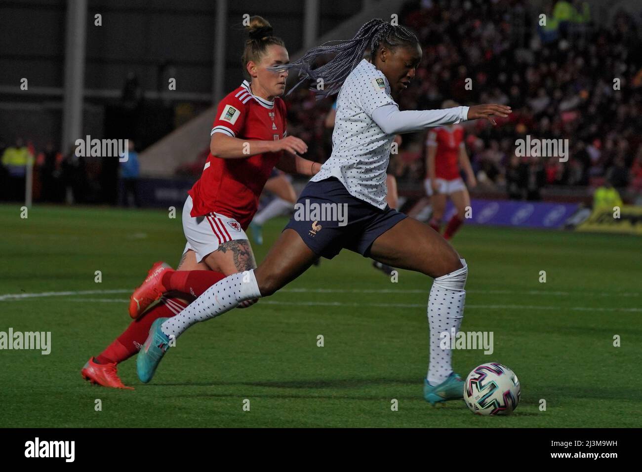 Parc y Scarlets, Galles, 8 Apr 2022. Rachel Rowe (Galles) e Kadidiatou Diani (Francia) si sfidano per la palla durante la Coppa del mondo del Galles. Credit: Penallta Photographics/Alamy Live News Foto Stock