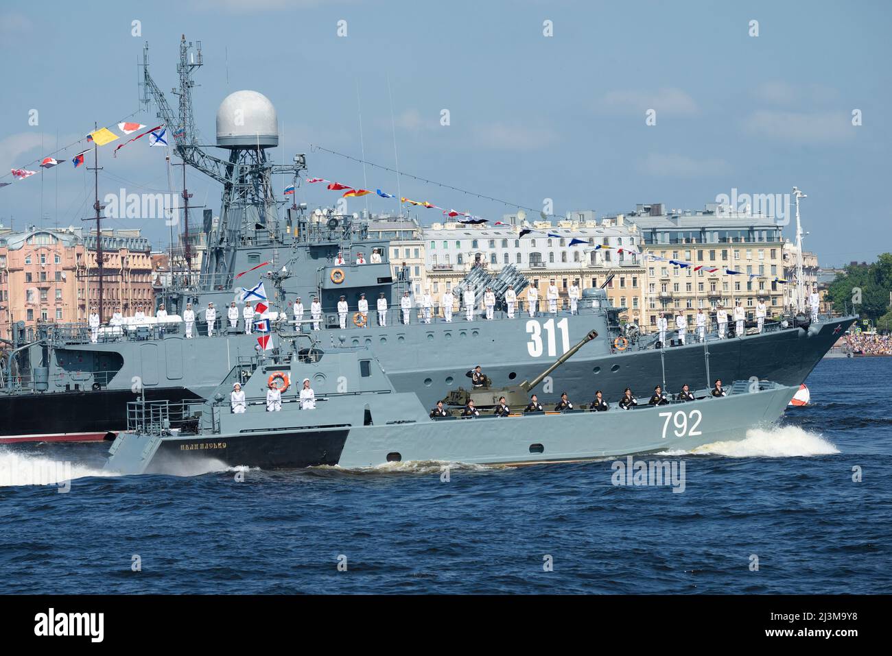 SAN PIETROBURGO, RUSSIA - 29 LUGLIO 2018: Nave di sbarco 'Ivan Pasko' con una squadra di marines sullo sfondo di una piccola nave anti-sottomarina 'Kaz Foto Stock