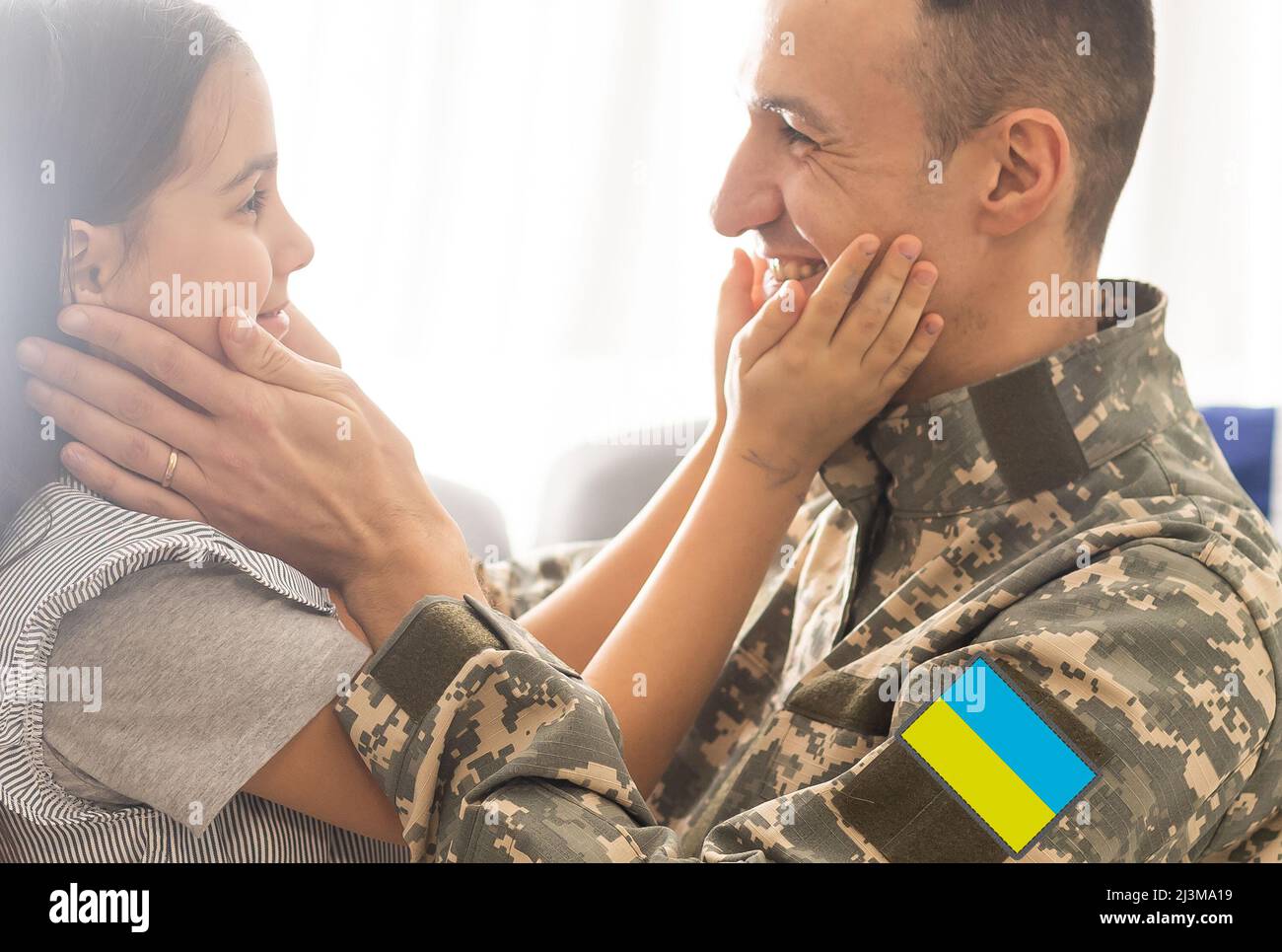 Soldato ucraino. Militarizzazione. Il difensore ucraino dice Arrivederci alla sua famiglia. Mobilitazione di uomini ucraini. Guerra di Ucraina e Russia Foto Stock