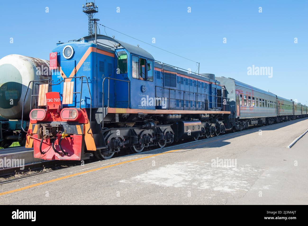 VELIKIE LUKI, RUSSIA - 04 LUGLIO 2018: Locomotiva da merda sovietica/russa TEM2-7617 con un treno passeggeri in un giorno di luglio soleggiato. Stazione di Velikiye Luki Foto Stock