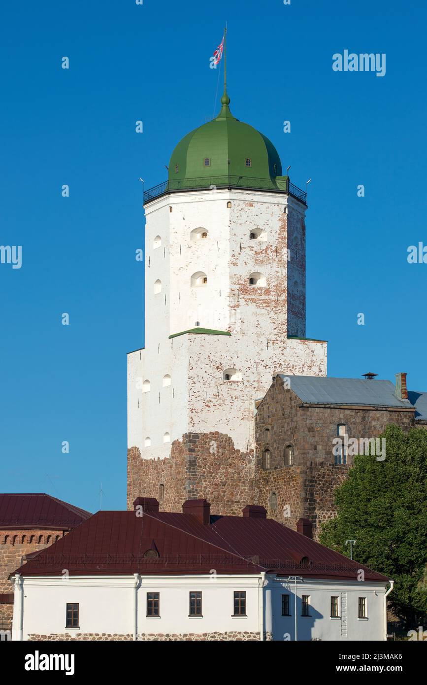 La torre di Sant'OLAF contro un cielo azzurro e senza nuvole. Castello di Vyborg. Regione di Leningrad, Russia Foto Stock