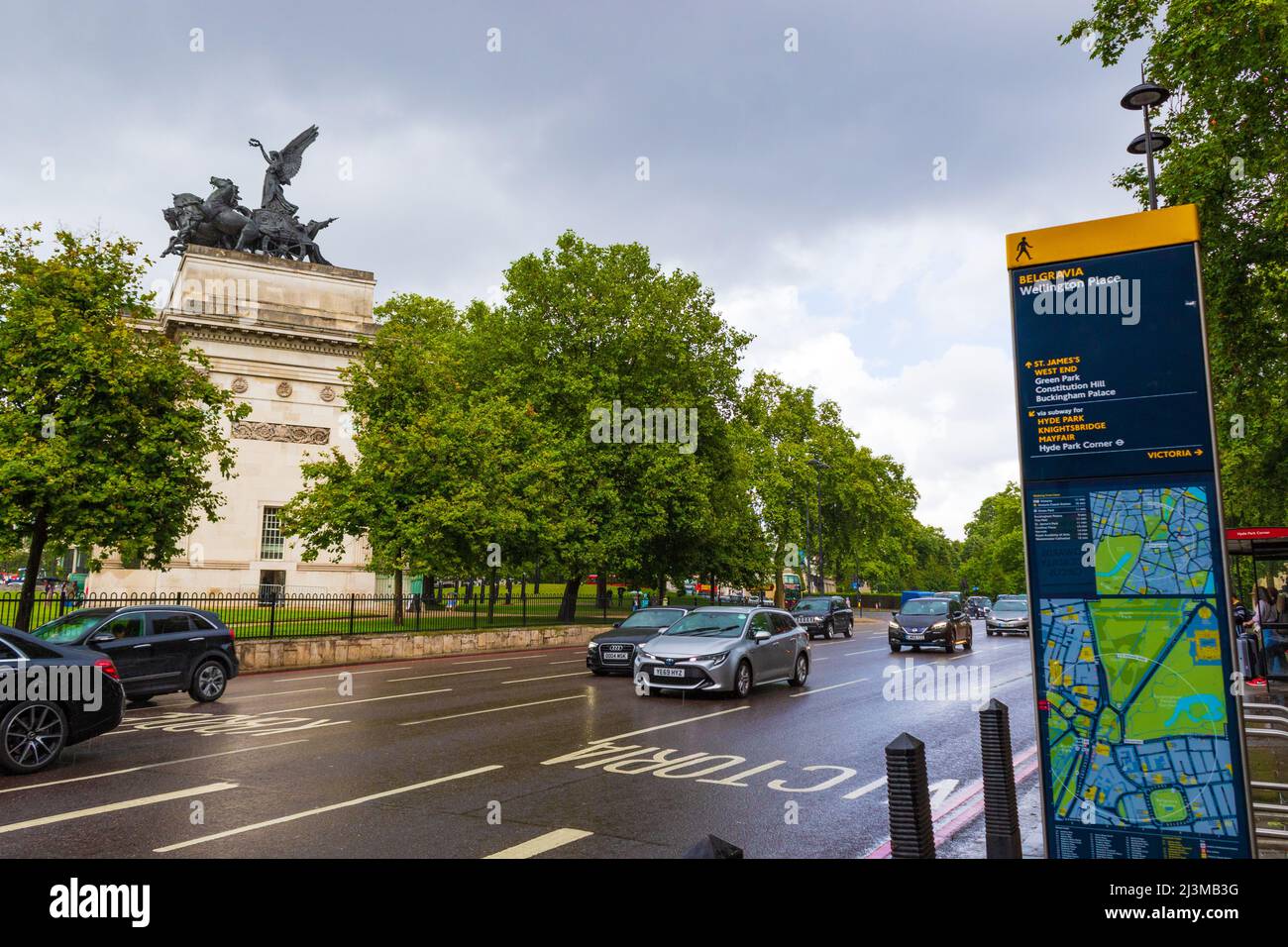 Vista dell'arco di Wellington, un punto di riferimento in un angolo di Hyde Park. Arco commemorativo del 19th secolo sormontato da una scultura in bronzo, Londra, Inghilterra Foto Stock