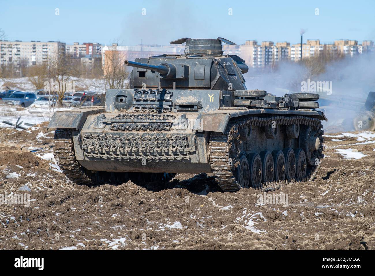 KRASNOE SELO, RUSSIA - 27 MARZO 2022: Vecchio serbatoio medio tedesco PZ.Kpfw. III nel parco militare-patriottico 'sbarco del mare' in un giorno di marcia soleggiato Foto Stock