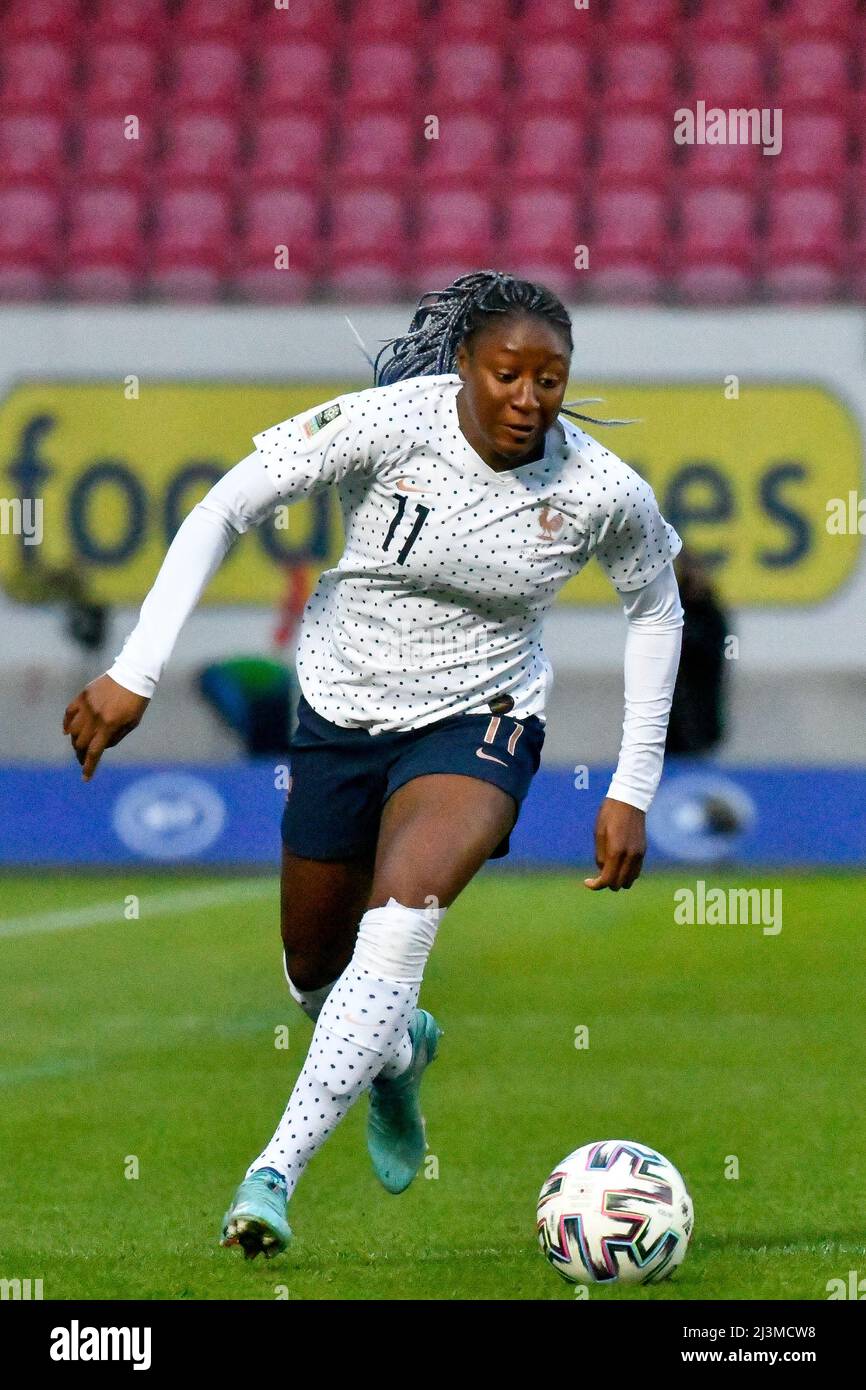 Llanelli, Galles. 8 aprile 2022. Kadidiatou Diani di Francia Donne in azione durante il FIFA Women's World Cup Qualifier Group ho match tra Galles Women e Francia Women al Parc y Scarlets di Llanelli, Galles, Regno Unito il 8 aprile 2022. Credit: Duncan Thomas/Majestic Media. Foto Stock