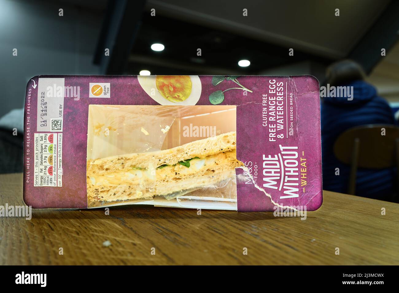 Sandwich senza glutine su un tavolo in un caffè durante una pausa caffè in una stazione di servizio su un'autostrada inglese. Foto Stock