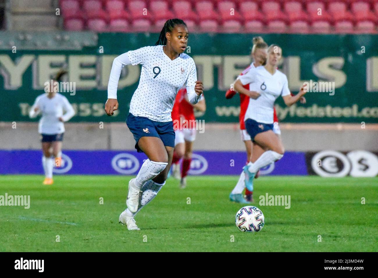 Llanelli, Galles. 8 aprile 2022. Marie-Antoinette Katoto di Francia Donne in azione durante il FIFA Women's World Cup Qualifier Group ho match tra Galles Women e Francia Women al Parc y Scarlets di Llanelli, Galles, Regno Unito il 8 aprile 2022. Credit: Duncan Thomas/Majestic Media. Foto Stock