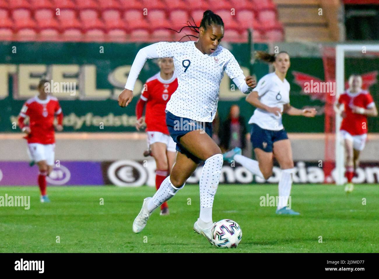 Llanelli, Galles. 8 aprile 2022. Marie-Antoinette Katoto di Francia Donne in azione durante il FIFA Women's World Cup Qualifier Group ho match tra Galles Women e Francia Women al Parc y Scarlets di Llanelli, Galles, Regno Unito il 8 aprile 2022. Credit: Duncan Thomas/Majestic Media. Foto Stock