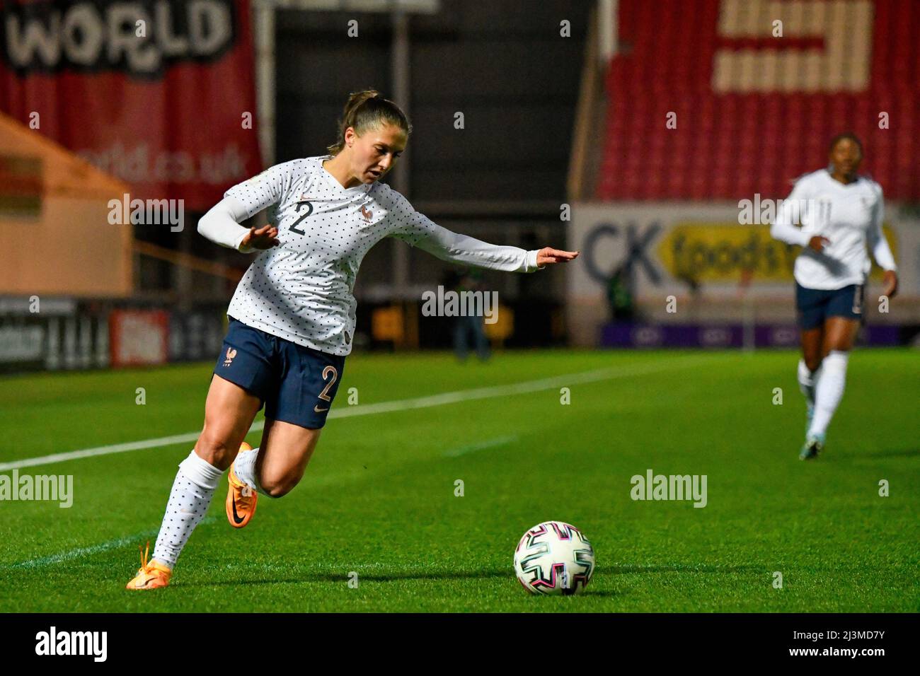 Llanelli, Galles. 8 aprile 2022. Ève Périsset of France Women attraversa la palla durante la FIFA Women's World Cup Qualifier Group i match tra Galles Women e Francia Women al Parc y Scarlets di Llanelli, Galles, Regno Unito il 8 aprile 2022. Credit: Duncan Thomas/Majestic Media. Foto Stock