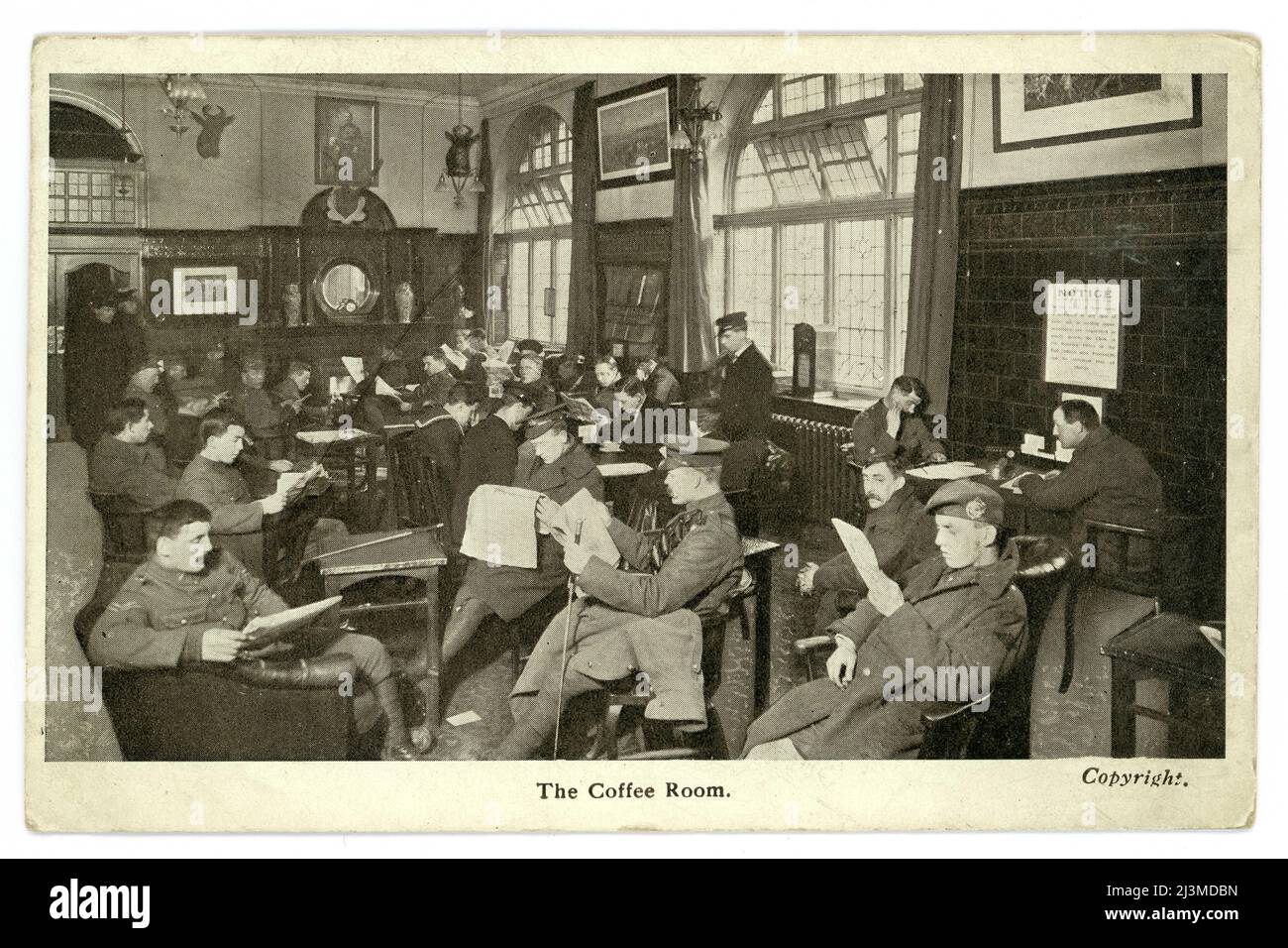 Cartolina originale dell'era WW1 della Coffee Room presso l'Union Jack Club, 91A Waterloo Road, Lambeth, Londra, Regno Unito. Sia il personale dell'esercito che della marina possono essere visti rilassarsi e leggere giornali. L'Union Jack Club è stato aperto nel 1907 e fornisce alloggi, un ristorante, sale riunioni e di lettura per i militari mentre si trova a Londra. Ha visto molto uso durante entrambe le guerre mondiali. Cartolina pubblicata dall'Union Jack Club. Soldati della prima guerra mondiale soldati della prima guerra mondiale. intorno al 1915. Foto Stock