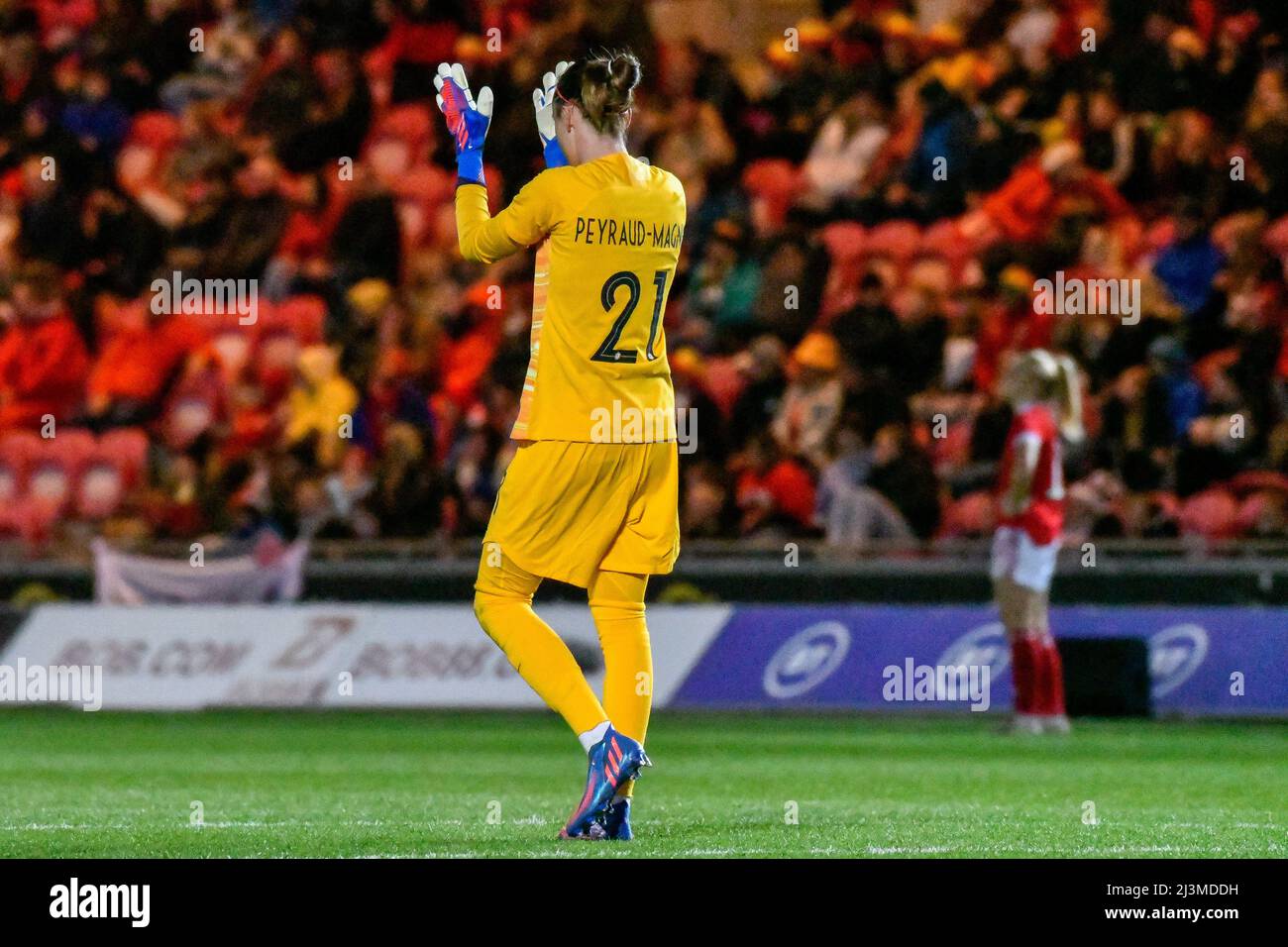 Llanelli, Galles. 8 aprile 2022. Il portiere Pauline Peyraud-Magnin di Francia le donne festeggiano il secondo obiettivo durante il FIFA Women's World Cup Qualifier Group i match between Wales Women and France Women al Parc y Scarlets di Llanelli, Galles, Regno Unito, il 8 aprile 2022. Credit: Duncan Thomas/Majestic Media. Foto Stock