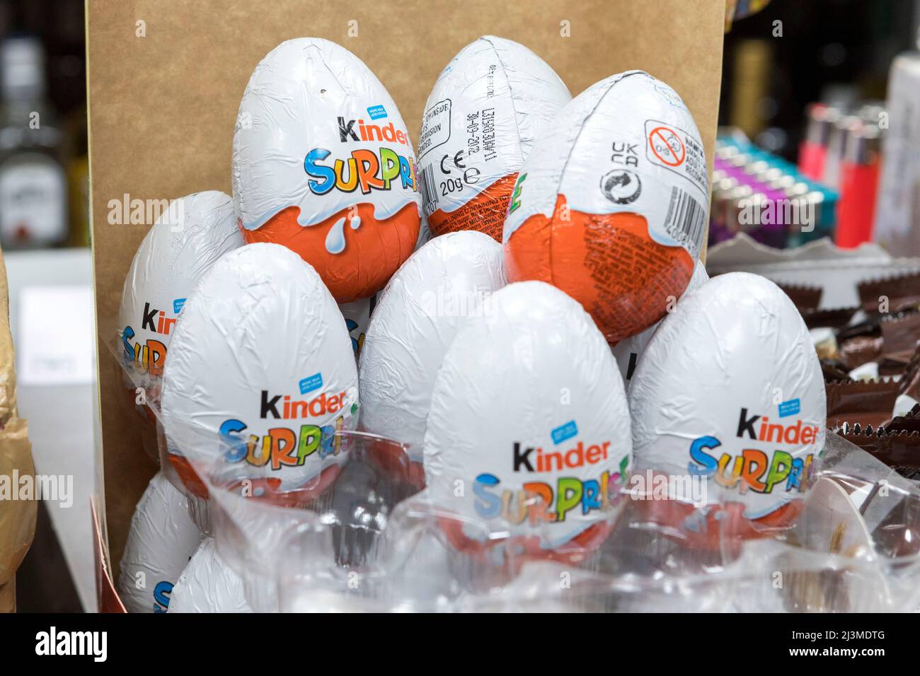 Una piccola quantità di uova di sorpresa Kinder 20g con scadenza il giorno di settembre 2022 sono viste ancora immagazzinate al negozio locale conveniente. Immagini acquisite su 6th Apri Foto Stock