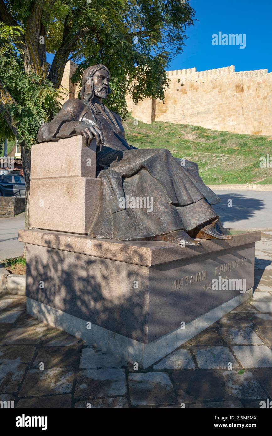 DERBENT, RUSSIA - 27 SETTEMBRE 2021: Monumento al poeta e pensatore del medievale Oriente Nizami Ganjavi primo piano. Derbent, Repubblica del Dagestan Foto Stock