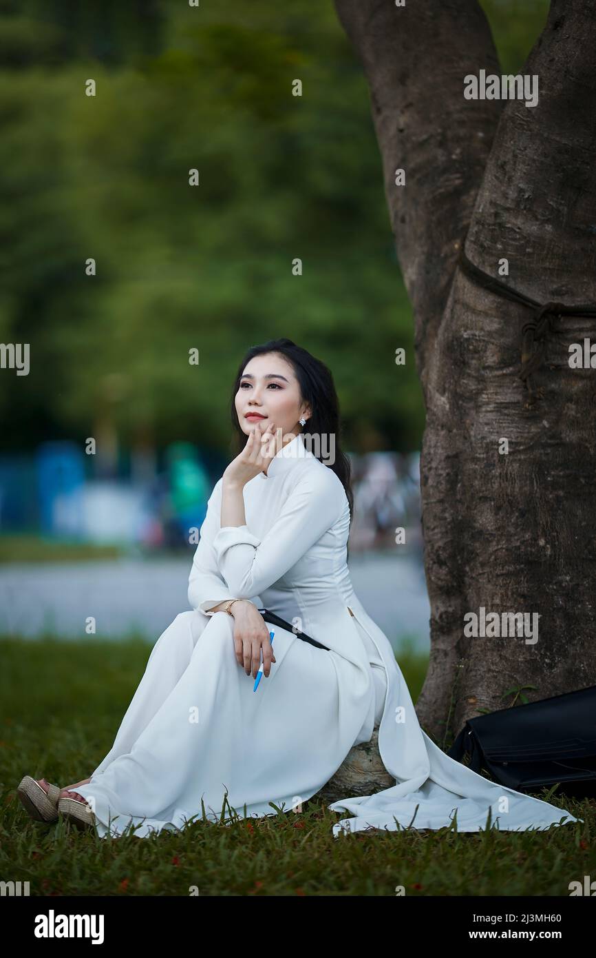 Ho Chi Minh City, Vietnam: Un bellissimo studente vietnamita in bianco ao dai Foto Stock