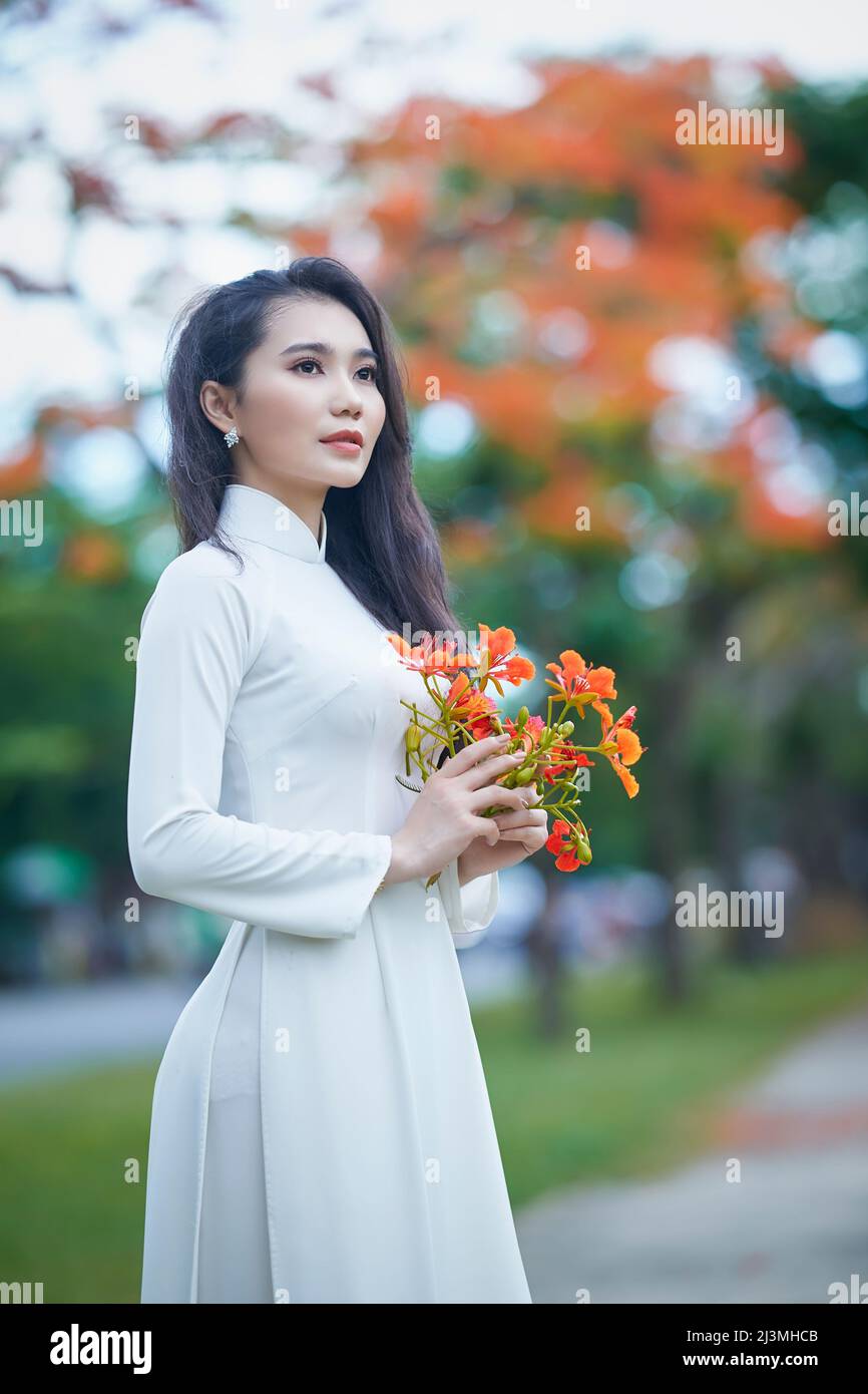 Ho Chi Minh City, Vietnam: Un bellissimo studente vietnamita in bianco ao dai Foto Stock