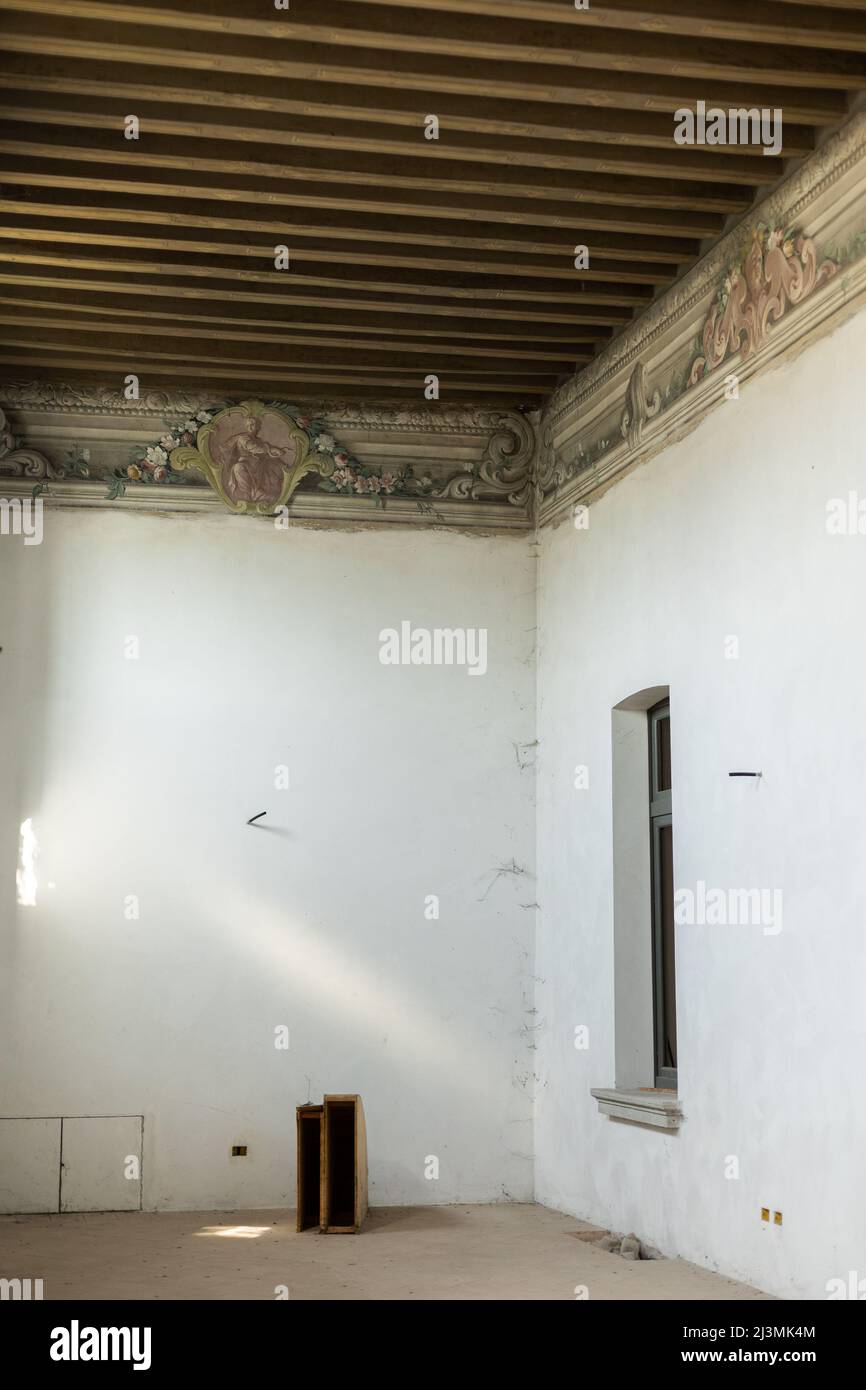 un bel decor vecchio in gesso sulle pareti del soffitto in uno stile classico Foto Stock