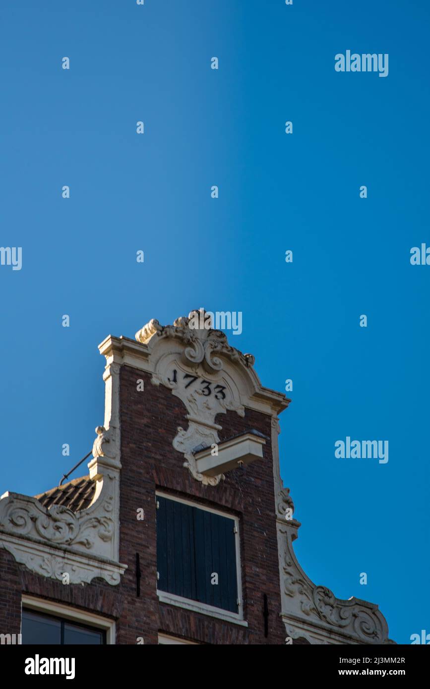 Amsterdam, Paesi Bassi, aprile 2022. Facciate storiche lungo i canali di Amsterdam. Foto di alta qualità Foto Stock