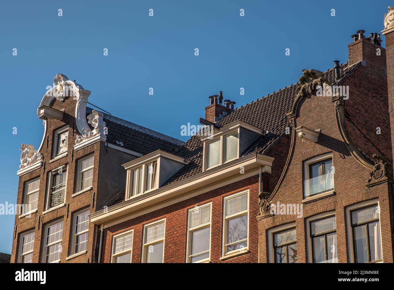 Amsterdam, Paesi Bassi, aprile 2022. Facciate storiche lungo i canali di Amsterdam. Foto di alta qualità Foto Stock