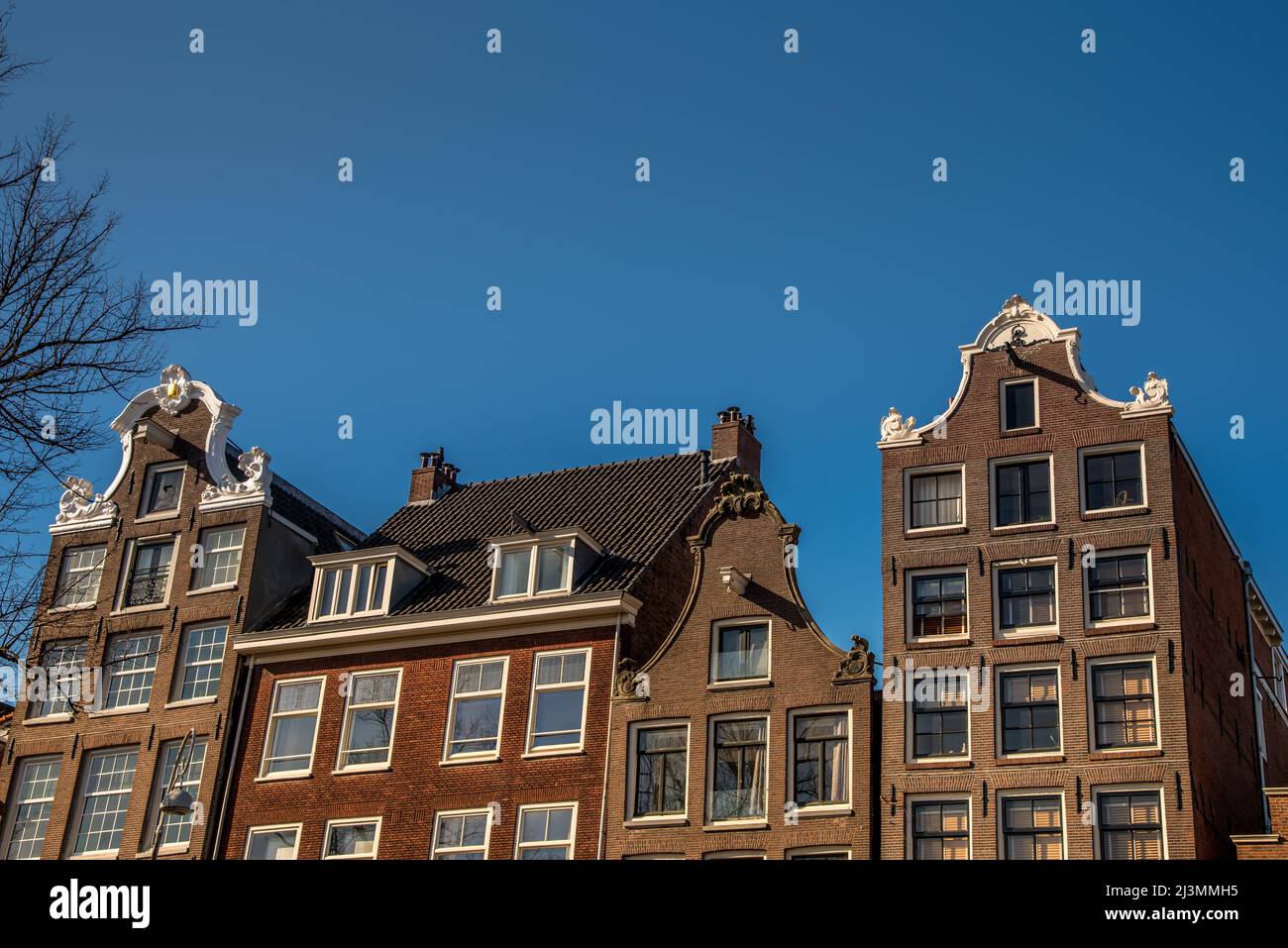 Amsterdam, Paesi Bassi, aprile 2022. Facciate storiche lungo i canali di Amsterdam. Foto di alta qualità Foto Stock
