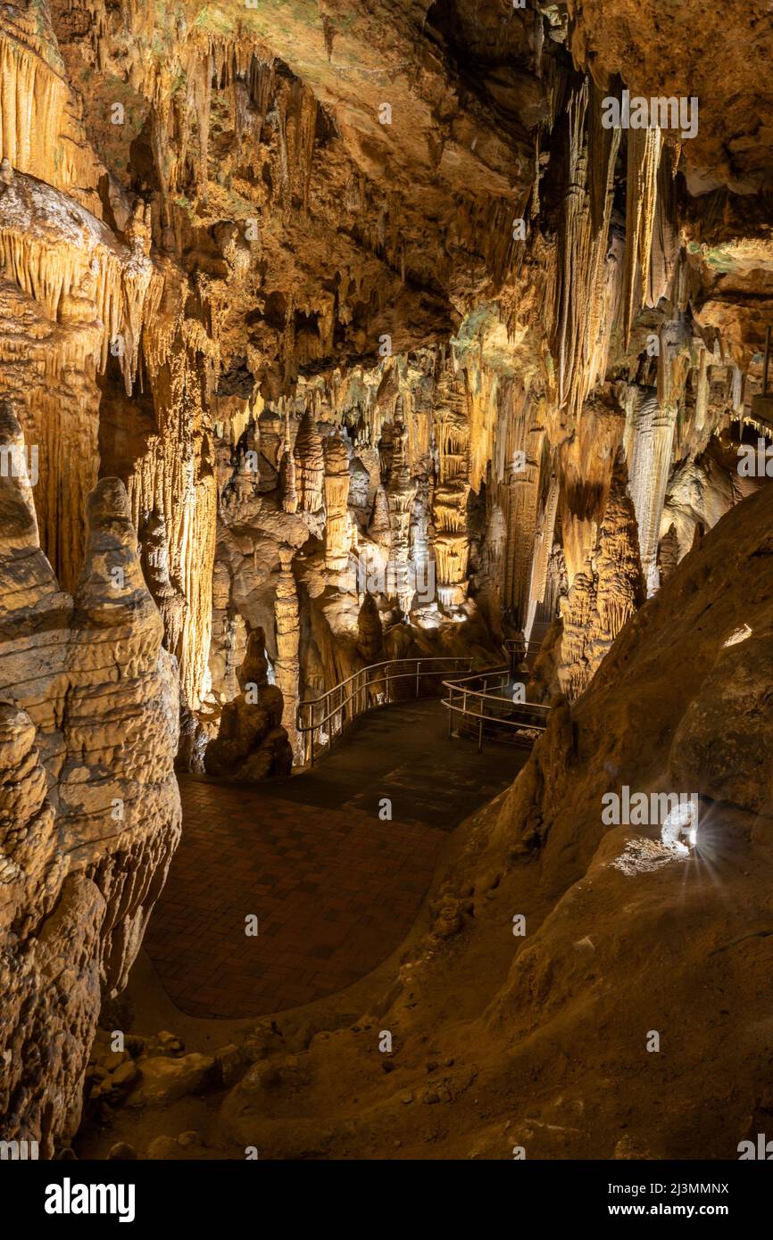 LURAY, VA/USA - 31 marzo 2022: Le formazioni 'Totem Pole' adornano il percorso nella Giant's Hall, Luray Caverns, Luray, Virginia. Foto Stock