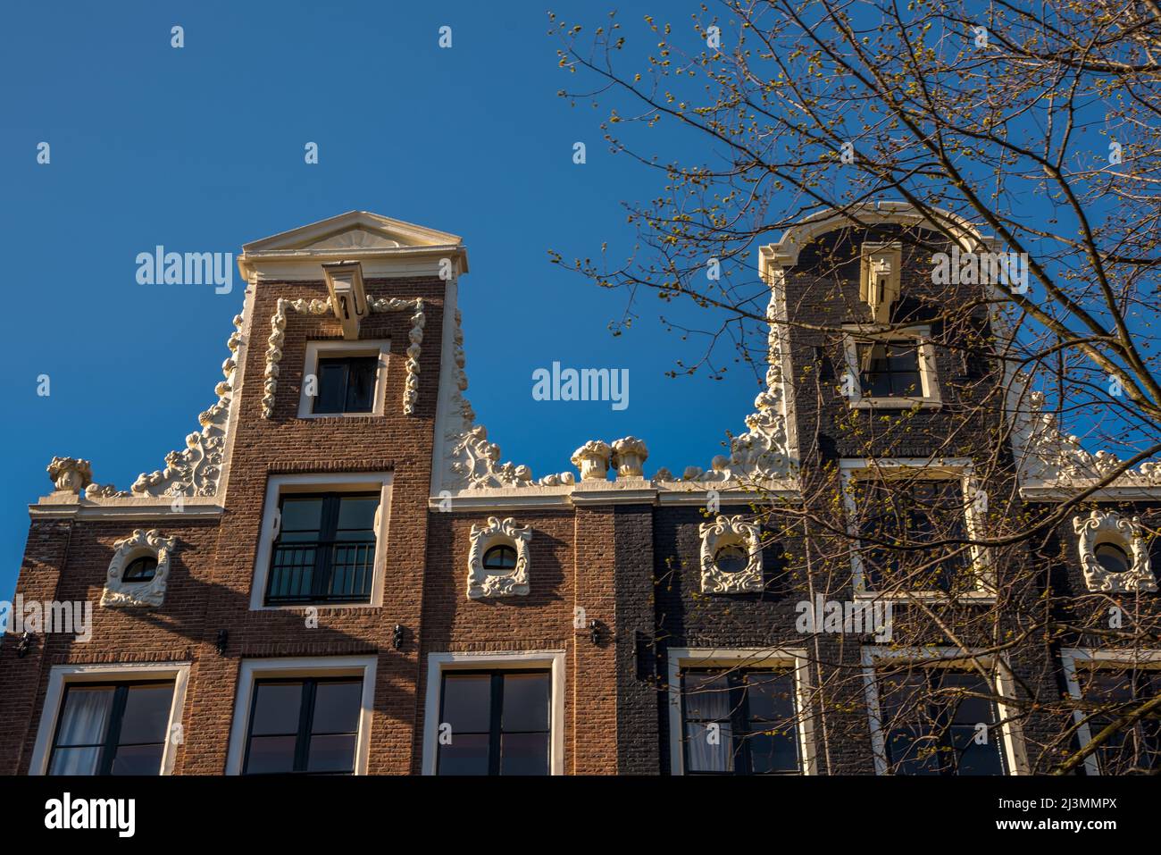 Amsterdam, Paesi Bassi, aprile 2022. Facciate storiche lungo i canali di Amsterdam. Foto di alta qualità Foto Stock