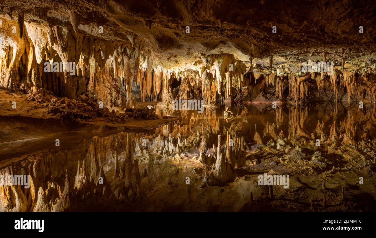 LURAY, VA/USA - 31 marzo 2022: Stalattiti appendere sopra Reflection Pool (a.k.a. Dream Lake), a Luray Caverns, Luray, Virginia. Foto Stock