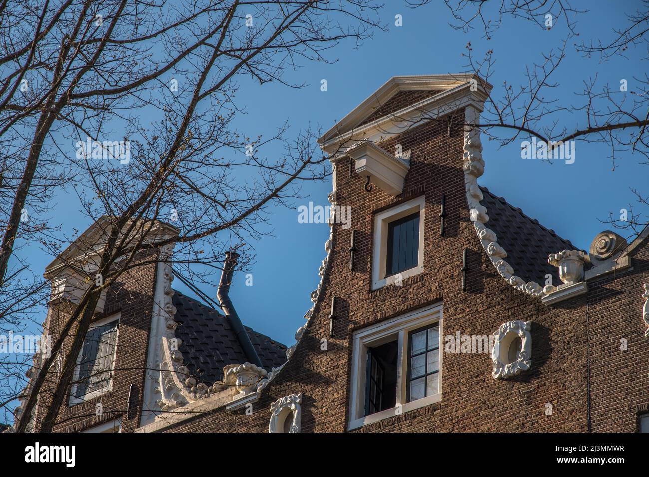 Amsterdam, Paesi Bassi, aprile 2022. Facciate storiche lungo i canali di Amsterdam. Foto di alta qualità Foto Stock