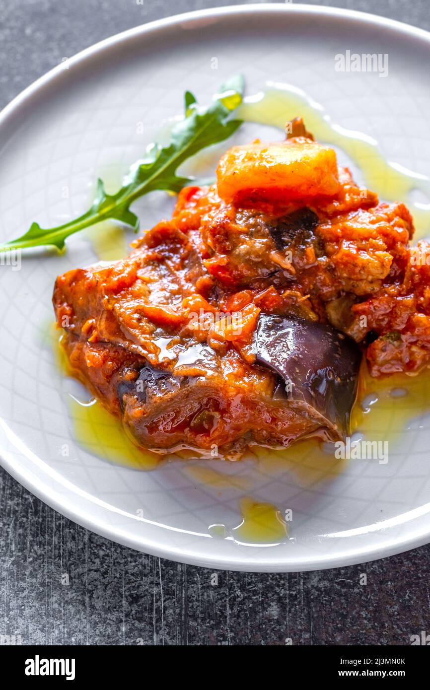 Stufato di melanzane, patate e pomodori Foto Stock