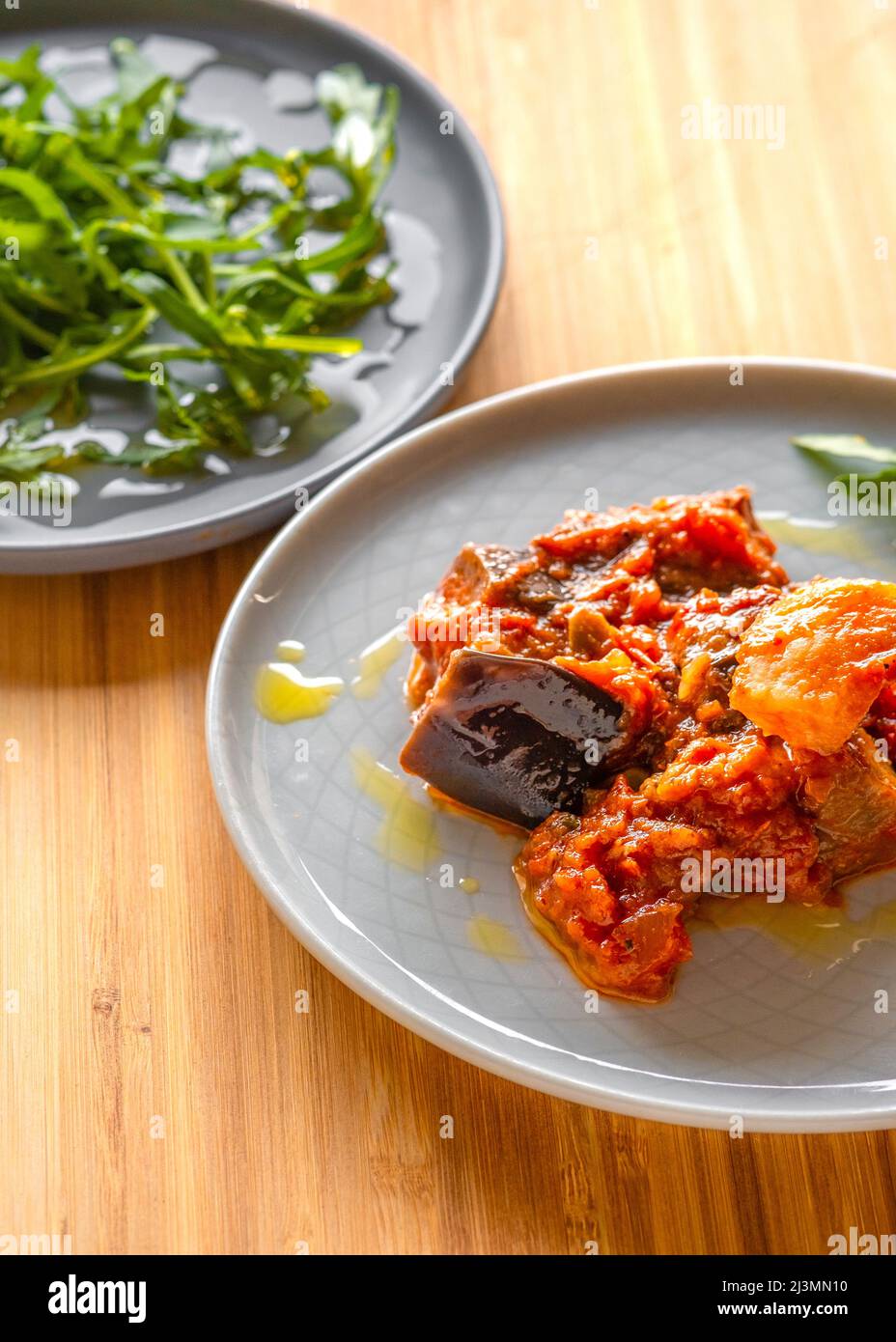 Stufato di melanzane, patate e pomodori Foto Stock